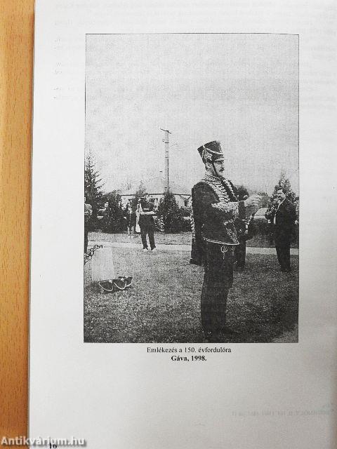 "Koszorút a hősnek sírhalmára"