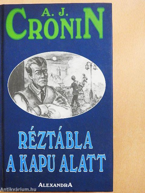 Réztábla a kapu alatt