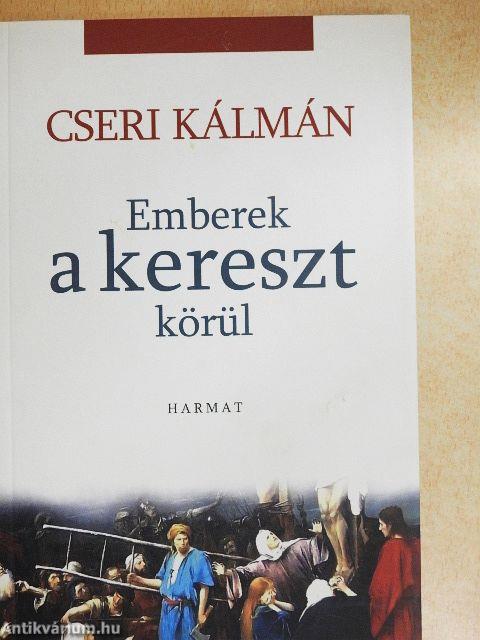 Emberek a kereszt körül