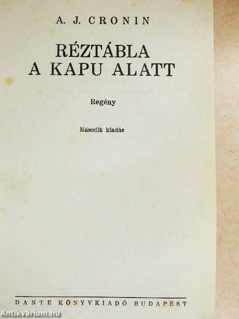 Réztábla a kapu alatt