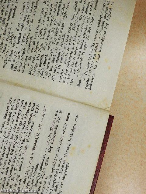 Réztábla a kapu alatt