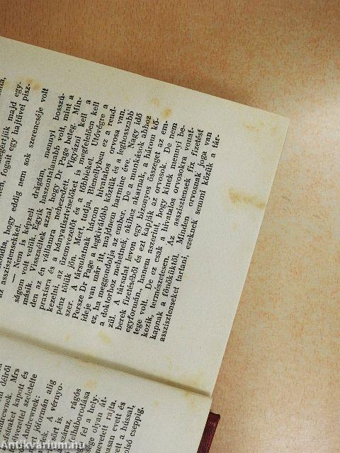 Réztábla a kapu alatt