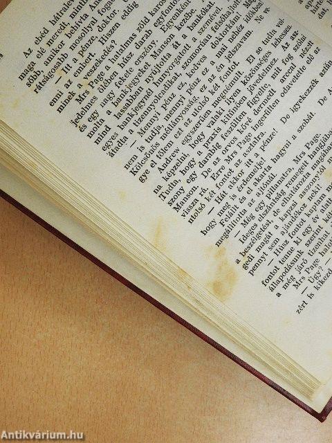 Réztábla a kapu alatt