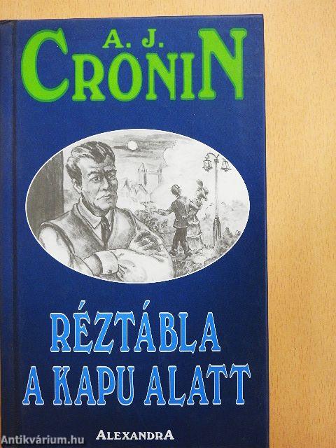 Réztábla a kapu alatt