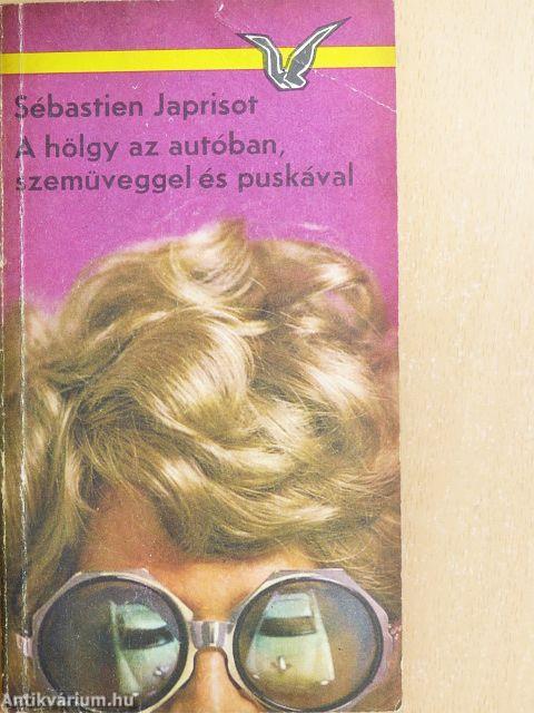 A hölgy az autóban, szemüveggel és puskával