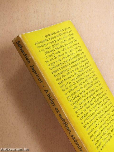 A hölgy az autóban, szemüveggel és puskával