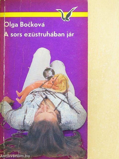 A sors ezüstruhában jár