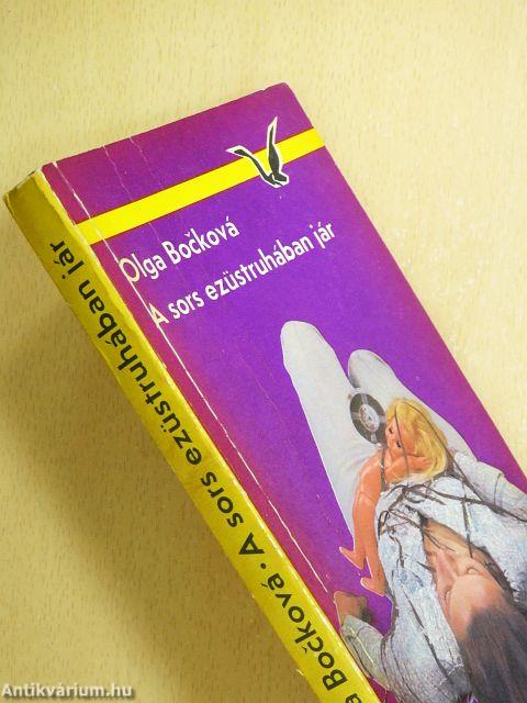 A sors ezüstruhában jár