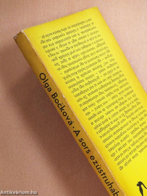 A sors ezüstruhában jár