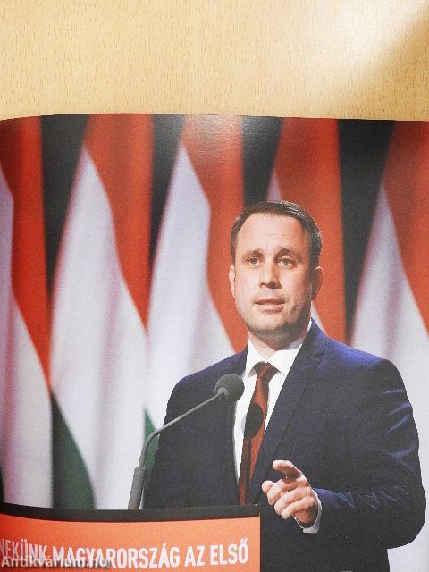 Magyarország előre megy, nem hátra!