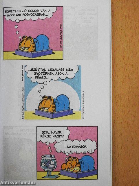 A meccs alatt ásító fiú