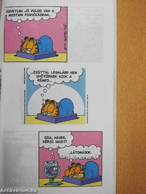 A meccs alatt ásító fiú