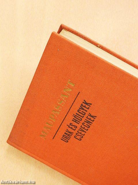 Urak és hölgyek csevegnek