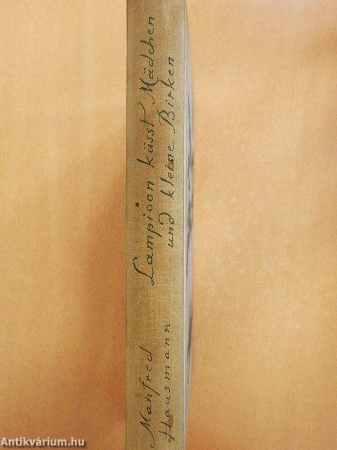 Lampioon küsst Mädchen und kleine Birken