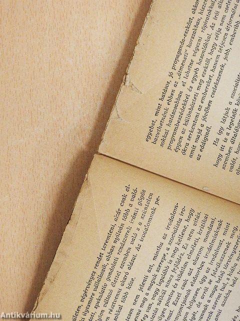 Tollal és szerszámmal