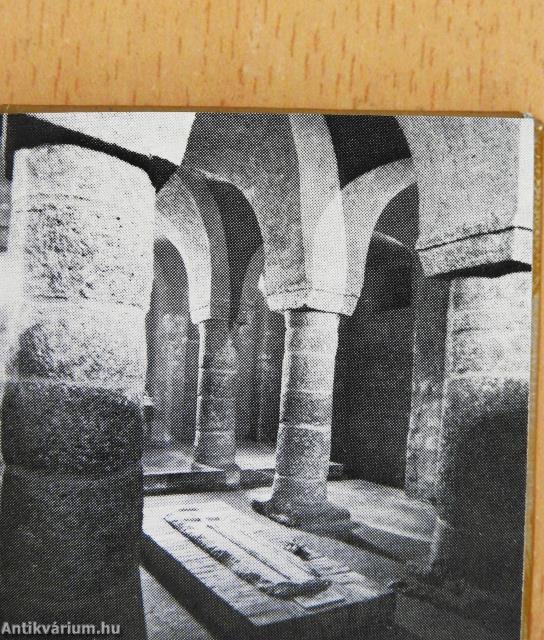 Monuments (minikönyv)