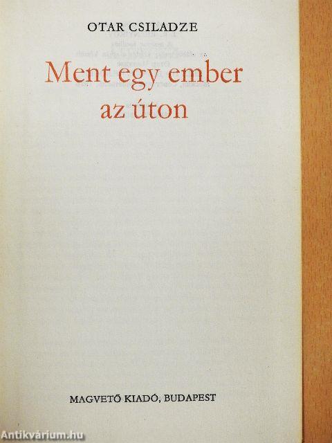 Ment egy ember az úton