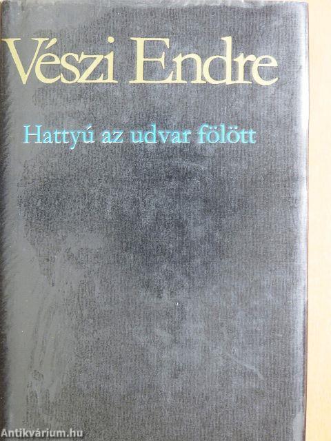 Hattyú az udvar fölött