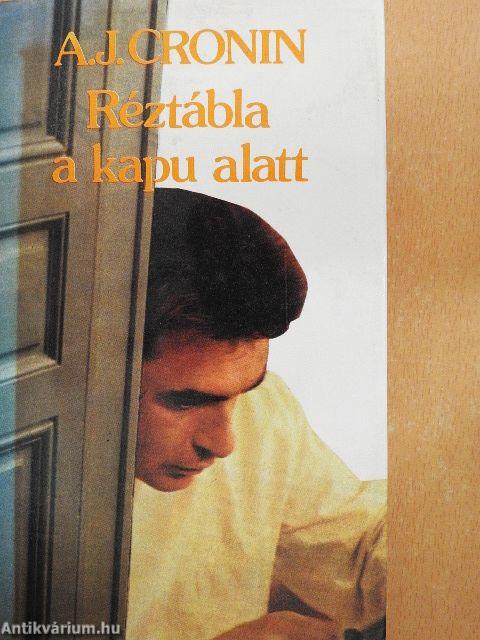 Réztábla a kapu alatt