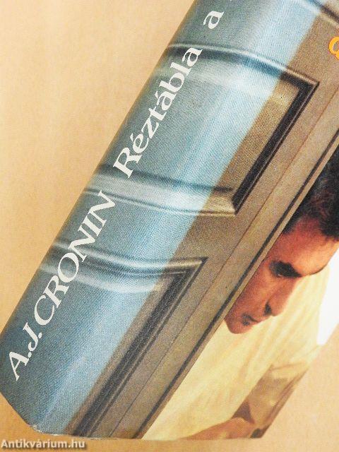 Réztábla a kapu alatt