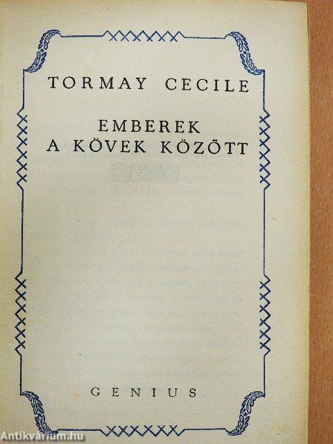 Emberek a kövek között