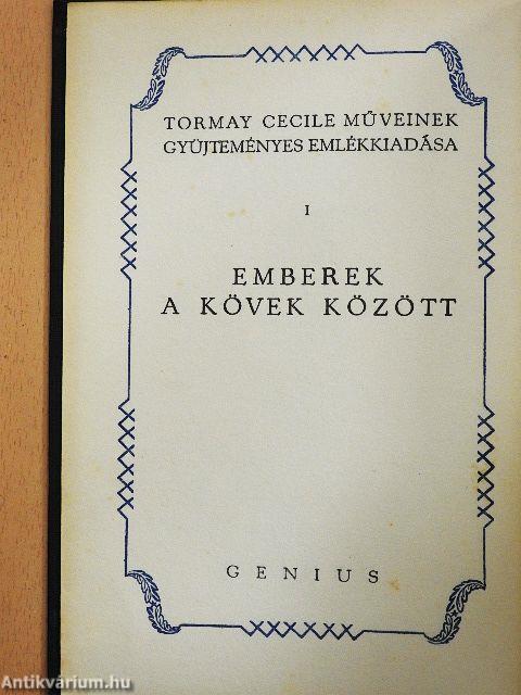 Emberek a kövek között