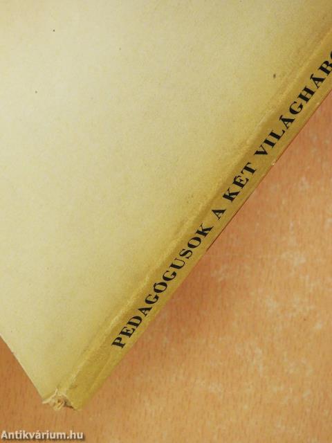 Pedagógusok a két világháború között (kétszeresen dedikált példány)