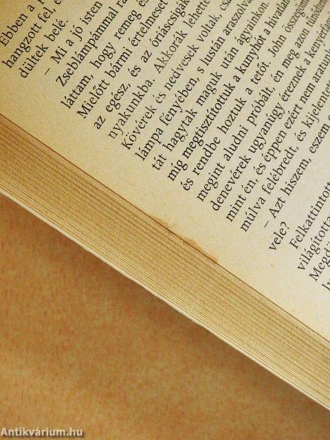 Aranydenevérek, rózsaszín galambok