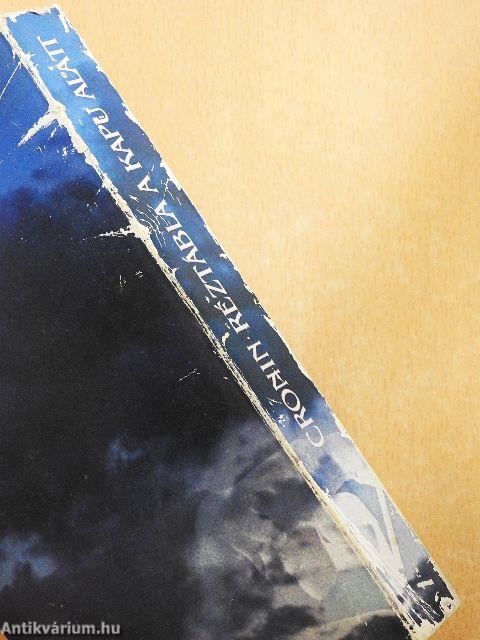 Réztábla a kapu alatt