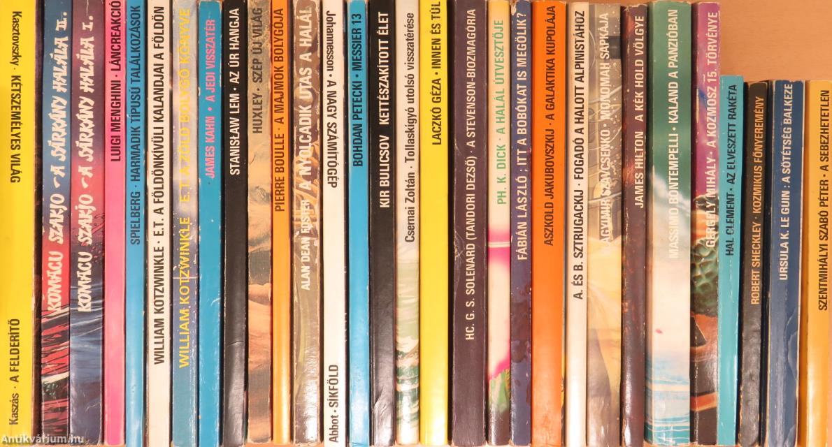 "30 kötet a Kozmosz Fantasztikus Könyvek sorozatból (nem teljes sorozat)"