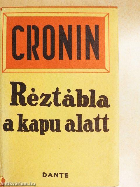 Réztábla a kapu alatt