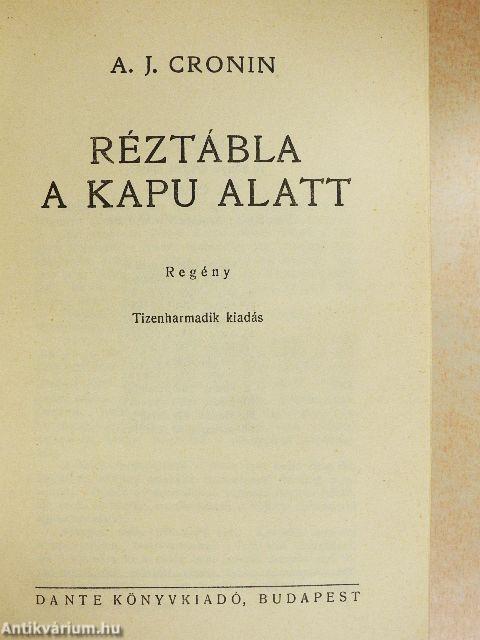 Réztábla a kapu alatt