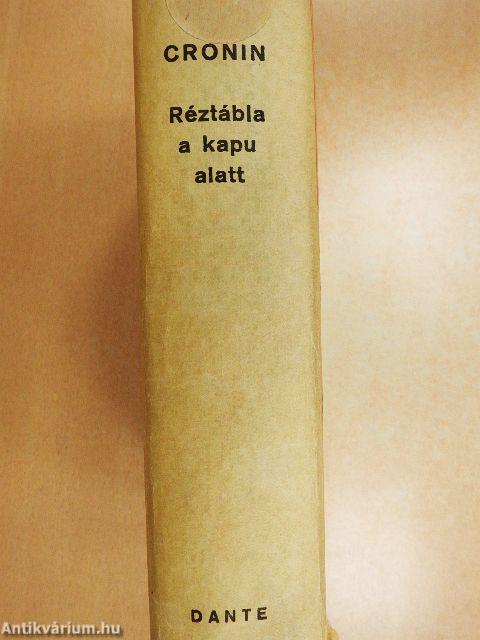 Réztábla a kapu alatt