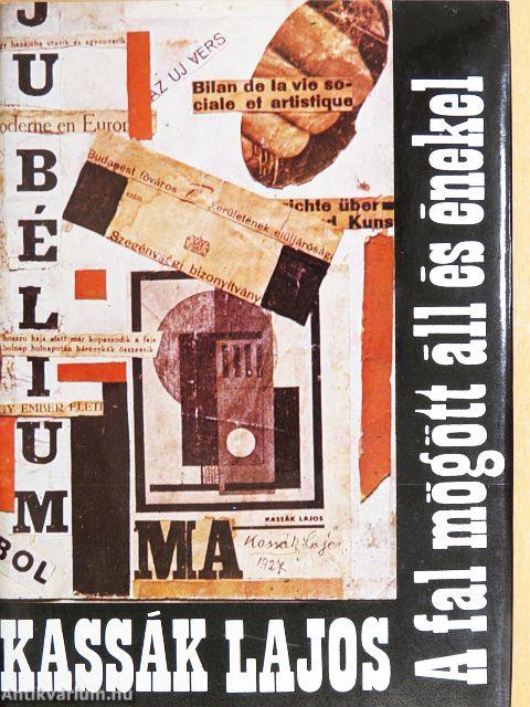 A fal mögött áll és énekel