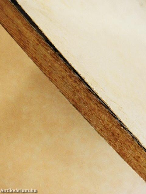 A tiara árnyékában