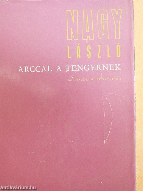 Arccal a tengernek