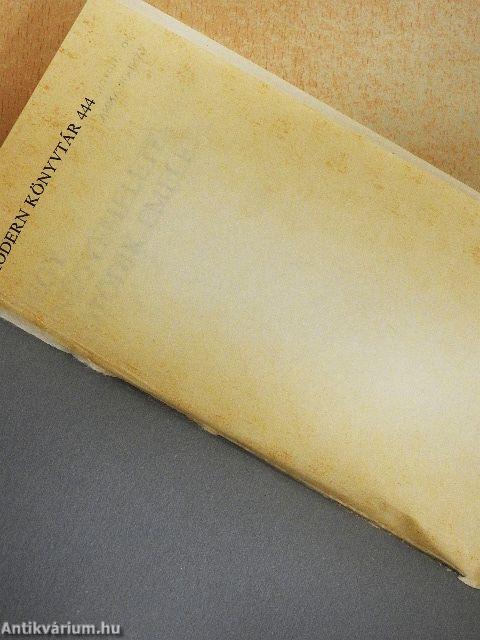 Egy négyemeletes ház ötödik emelete