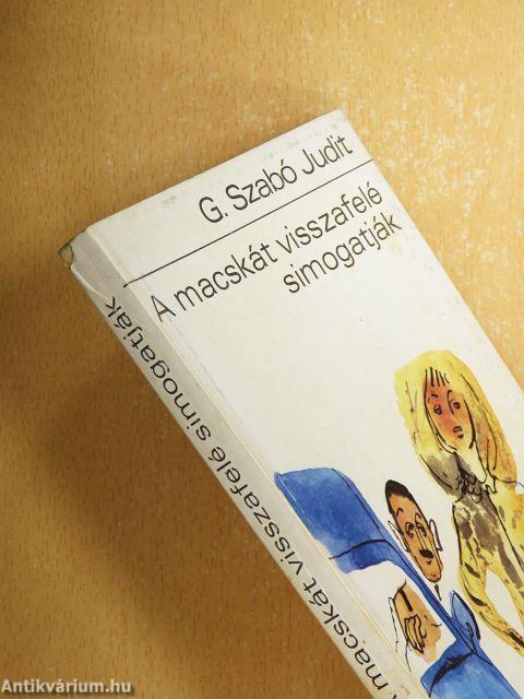 A macskát visszafelé simogatják