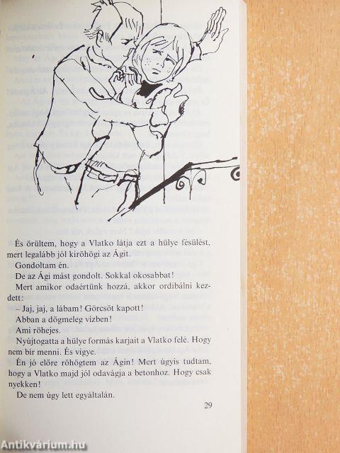 A macskát visszafelé simogatják