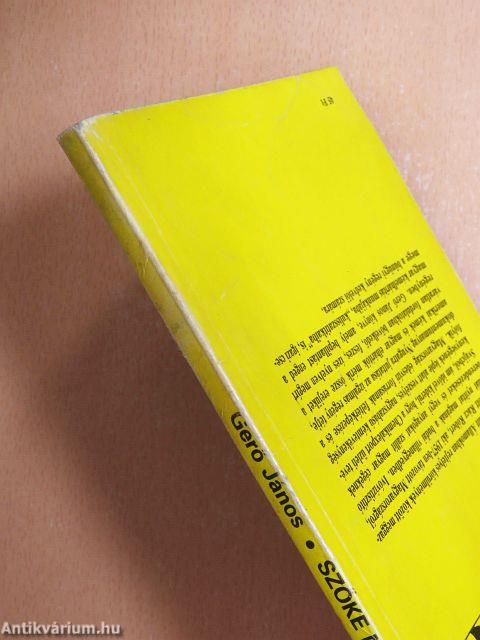 Szőke nő fekete taxiban