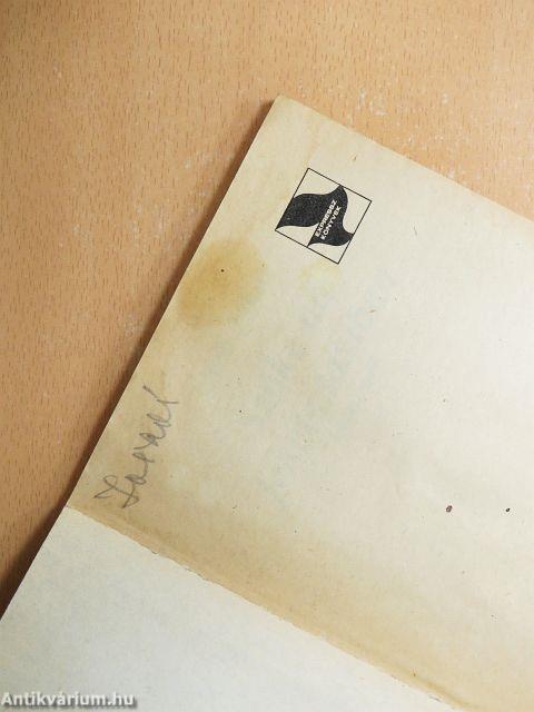 Szőke nő fekete taxiban