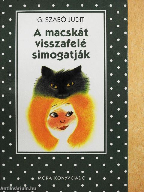 A macskát visszafelé simogatják