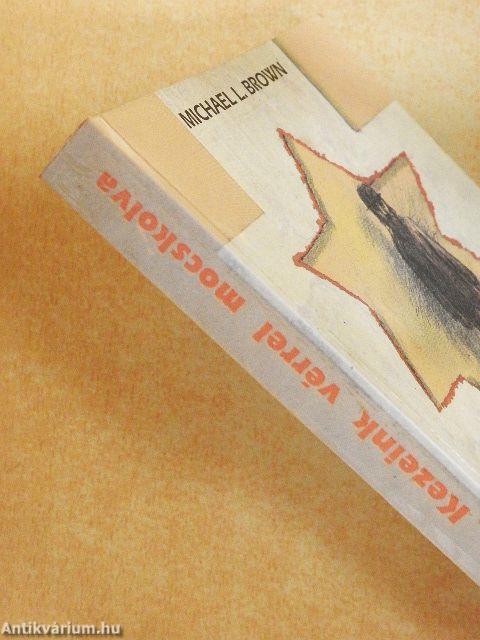 Kezeink vérrel mocskolva