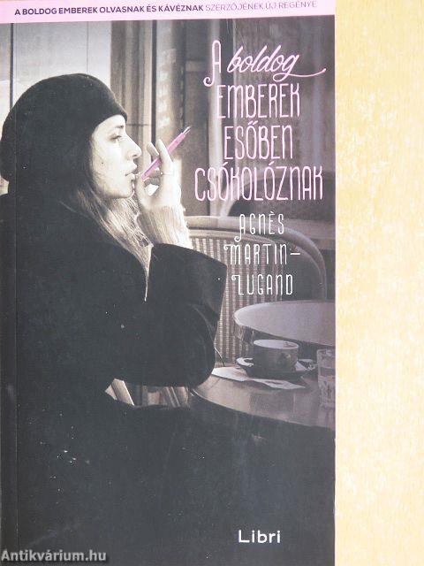 A boldog emberek esőben csókolóznak