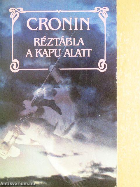 Réztábla a kapu alatt