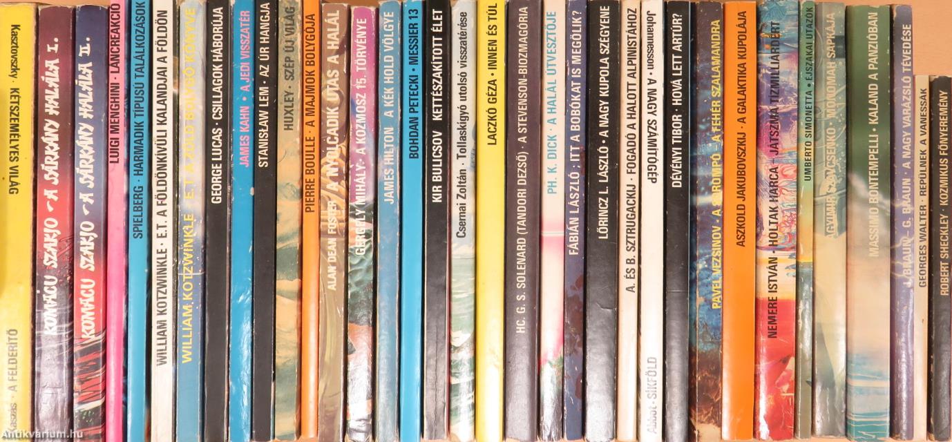"35 kötet a Kozmosz Fantasztikus Könyvek sorozatból (nem teljes sorozat)"