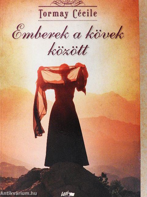 Emberek a kövek között