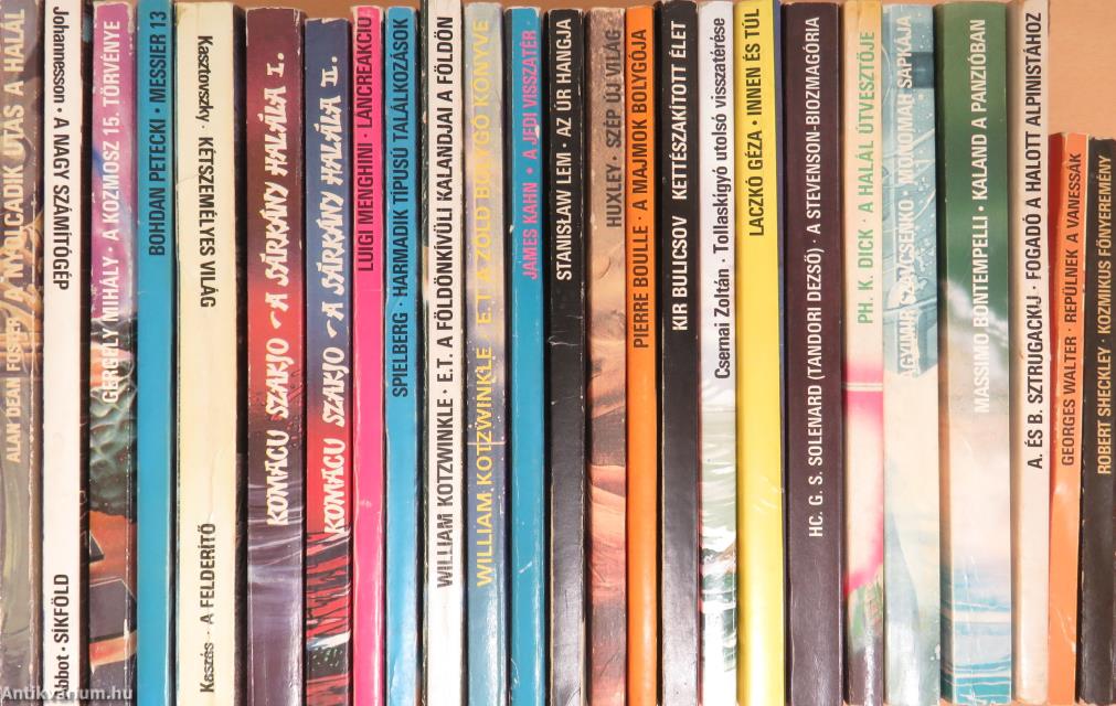 "25 kötet a Kozmosz Fantasztikus Könyvek sorozatból (nem teljes sorozat)"