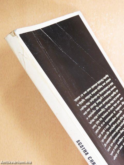 "100 kötet a Fekete könyvek sorozatból (nem teljes sorozat)"