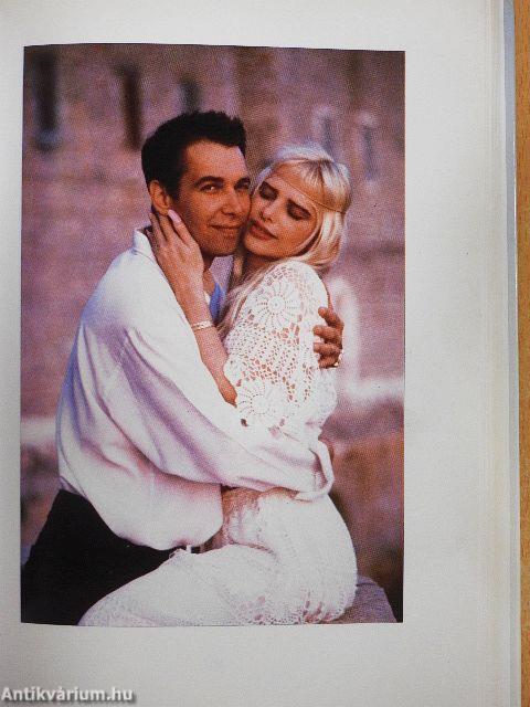 Cicciolina tabuk nélkül